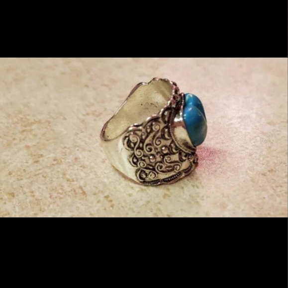 New silver tone turquoise heart silver plated ring size 7 - Picture 3 of 3